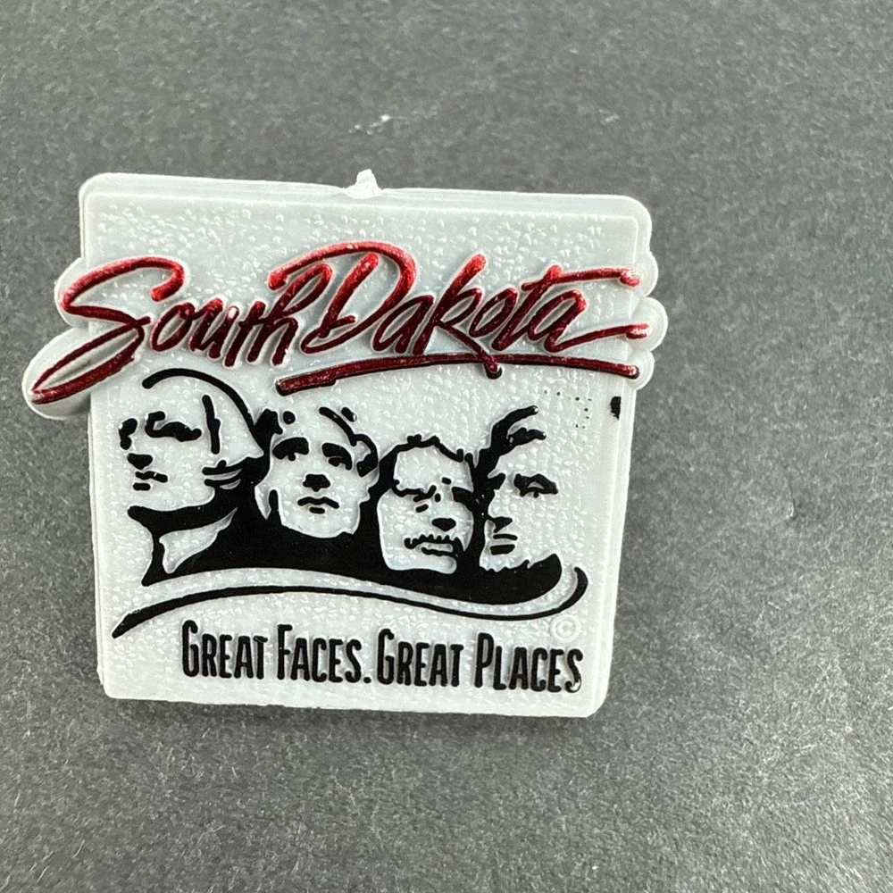 Vintage South Dakota Pin Mount Rushmore Travel Souvenir Plastic Hat Lapel